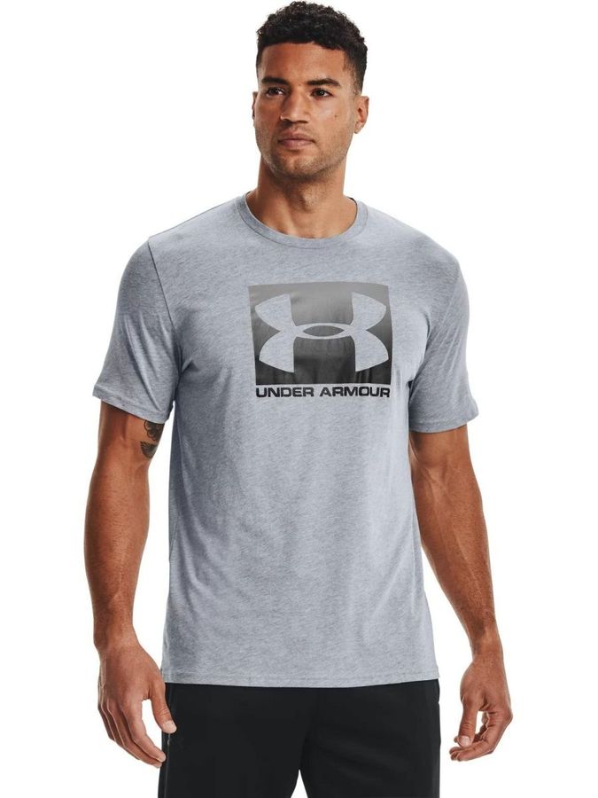 Футболка Boxed Sportstyle Graphic Charged Cotton SS Tee 12752712